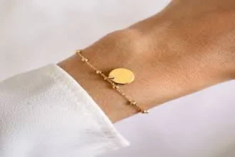 Bracelet gravé : le bracelet personnalisé aux anneaux entrelacés sur chaîne, unique à votre image