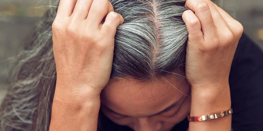 cacher les cheveux blancs sans coloration