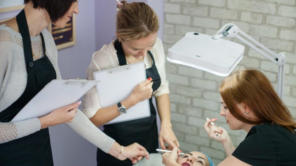 Formation en esthétique : comment allier théorie et pratique ?