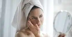 une femme se fait un soin pour la peau