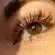 oeil d'une femme aux longs cils